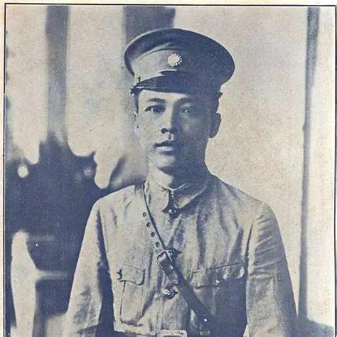 1900年，广东高州一户普通农家，一个女孩呱呱坠地，家里按排行唤她莫五姑。这个开