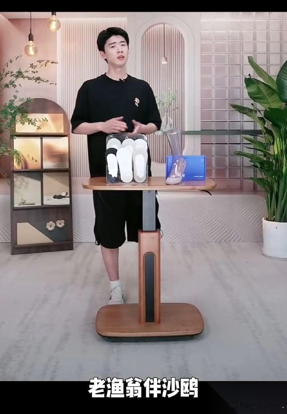 网友们真的很厉害， 这么快就让泓廷在直播间 唱面试时的那首歌。 这个腔调、这个歌