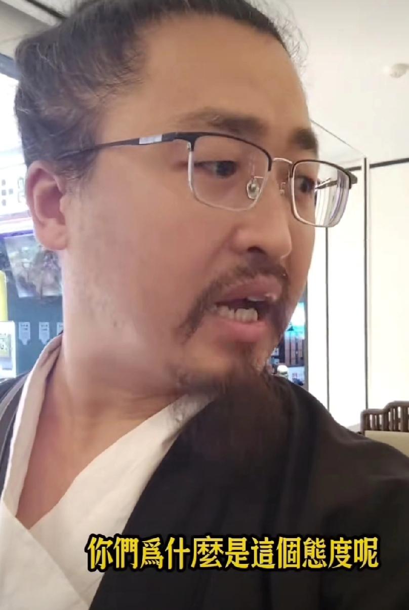 男子留长发穿汉服，游走于各大餐饮企业，反对服务员穿旗袍，称旗袍是僵尸服，还说她们