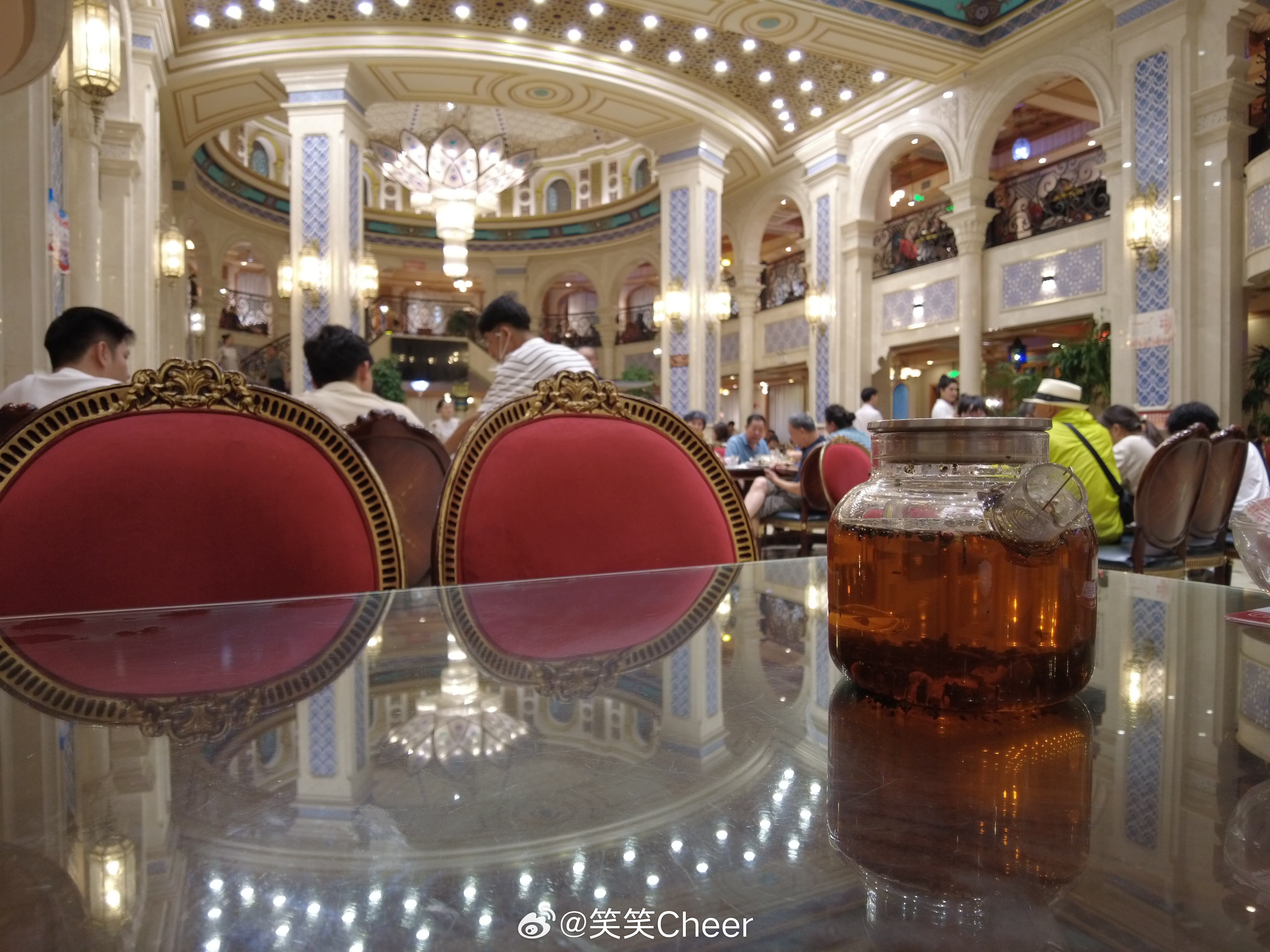 在新疆吃饭，大部分餐厅都会上茶水，这点我特别喜欢。茶水好、卫生间洗手液不兑水，这