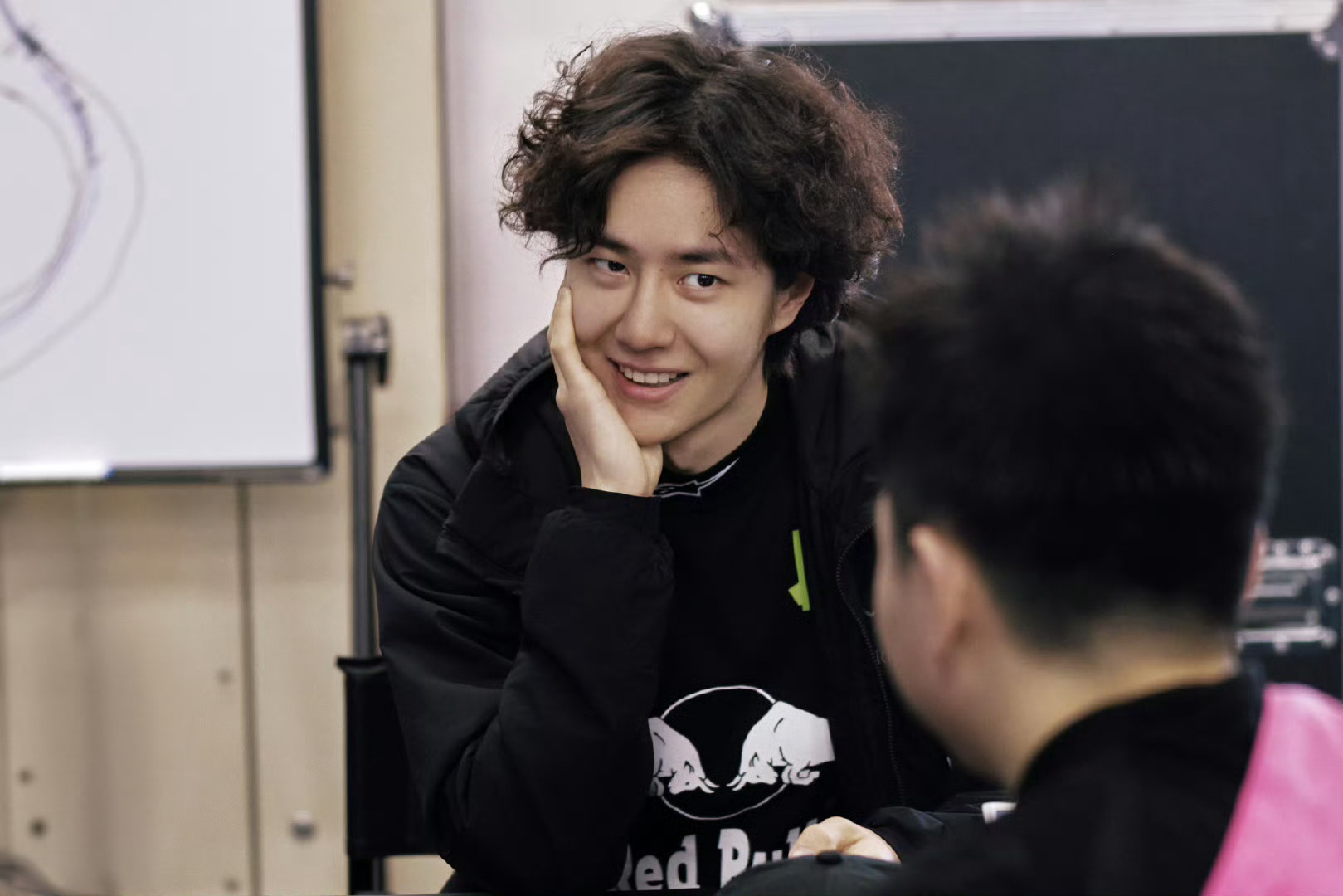 王一博赛前的两种状态 王一博赛前的两种状态，一会酷一会甜，甜酷来回切换 