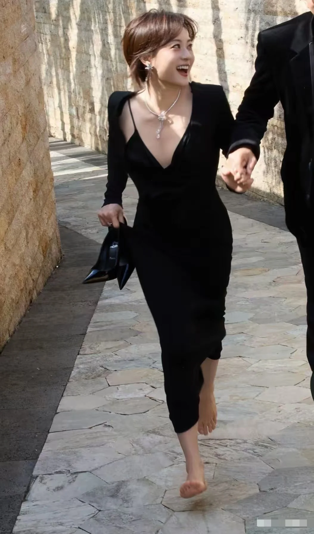 孙俪，光着脚丫子，开心奔跑！