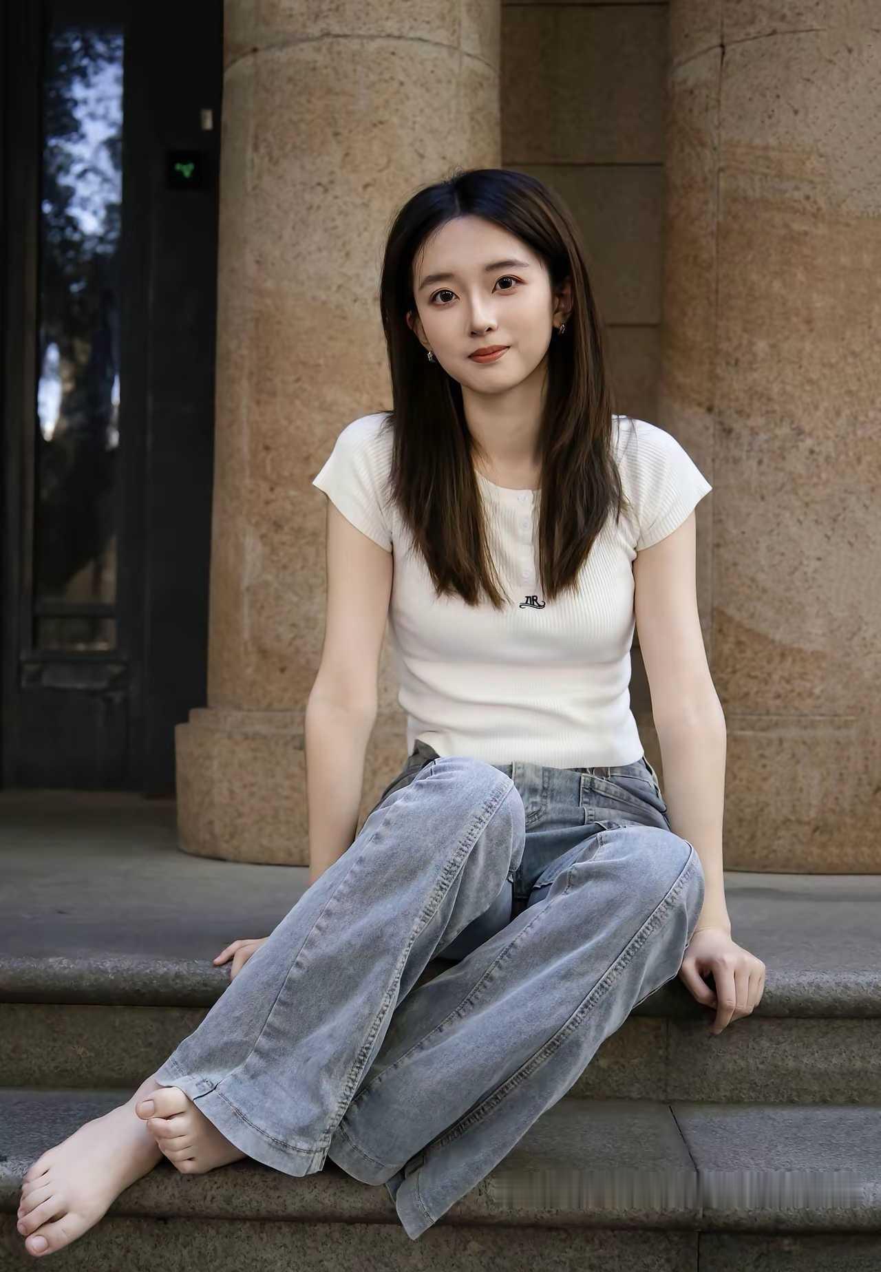 娇羞玉足女孩，一副国泰民安的脸，简约的穿搭，格外的耐看、动人。