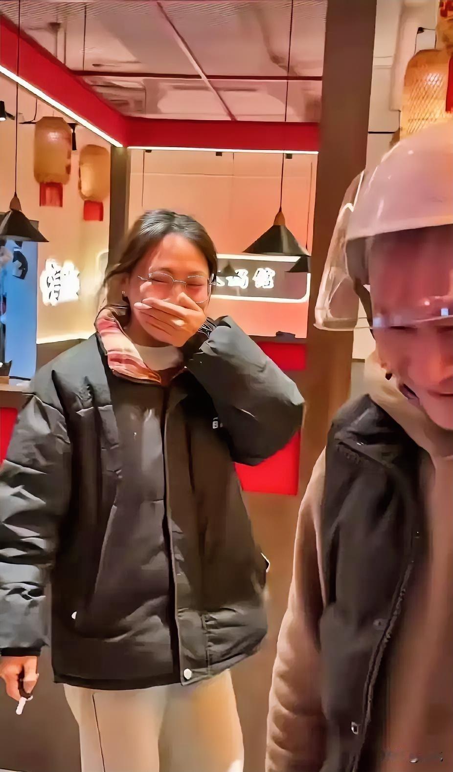 格局打开了！四川，一女子在火锅店打工，发现电瓶车被偷了，就发了个朋友圈吐槽：“贼