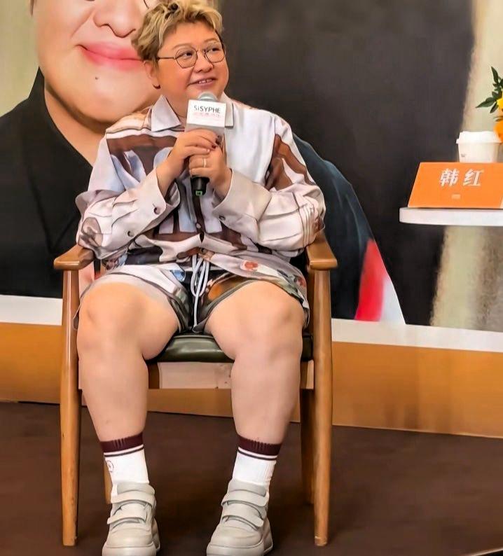 平日里看多了韩红身着西装正装、大方沉稳亮相的模样，再看到这一身短裤休闲造型出镜，