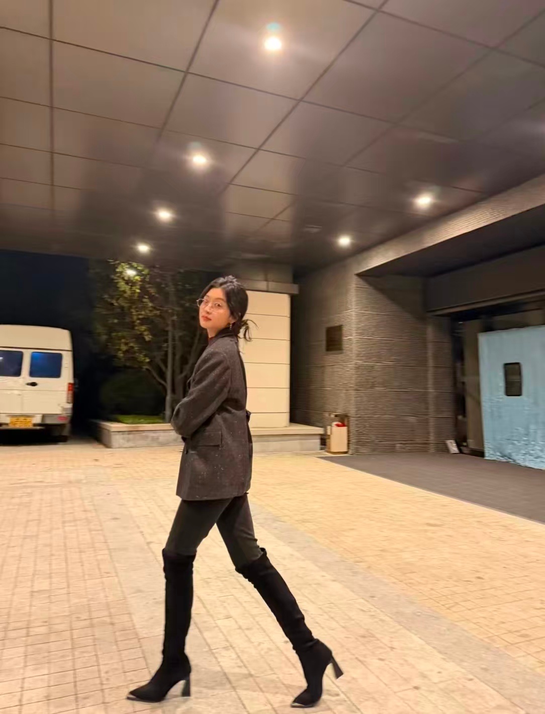 孙千腿好长 孙千这腿也太长了吧[震惊][震惊][震惊]灰西装搭紧身裤，把双腿衬得