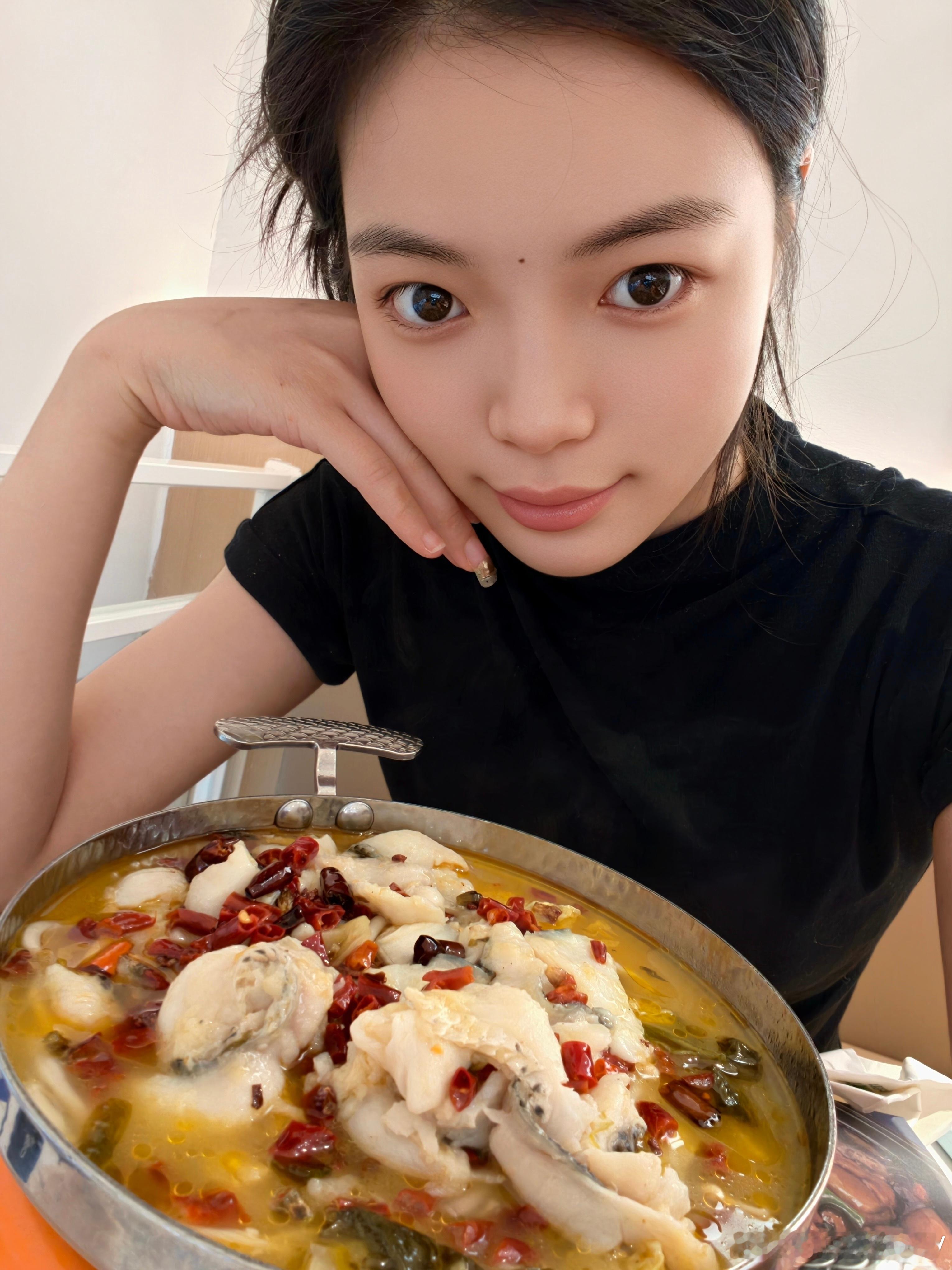 今日单人挑战超大份酸菜鱼盘子比脸还大目测我大概率要打包收场
