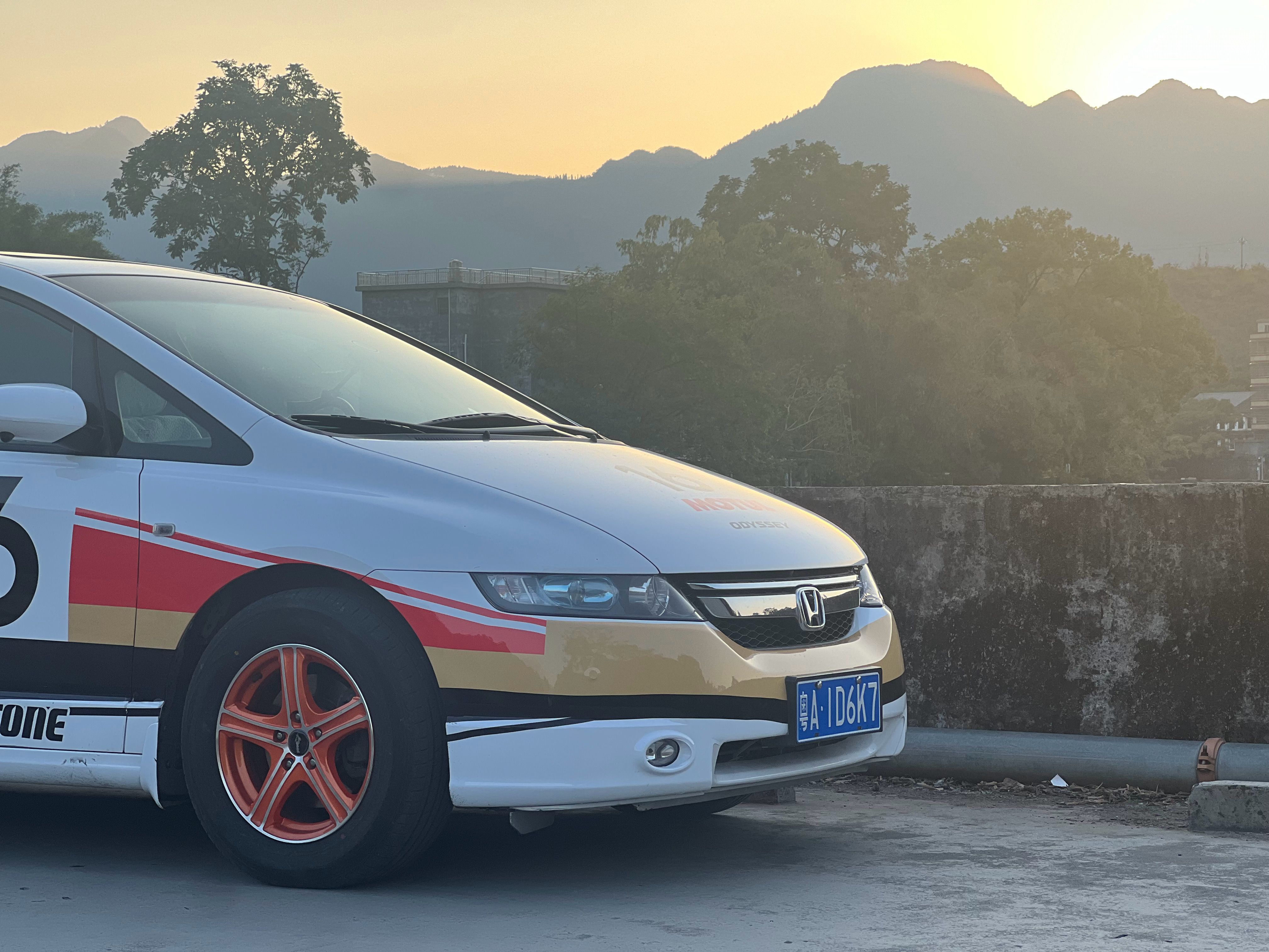 夕阳西下，这轮毂真的太好看 