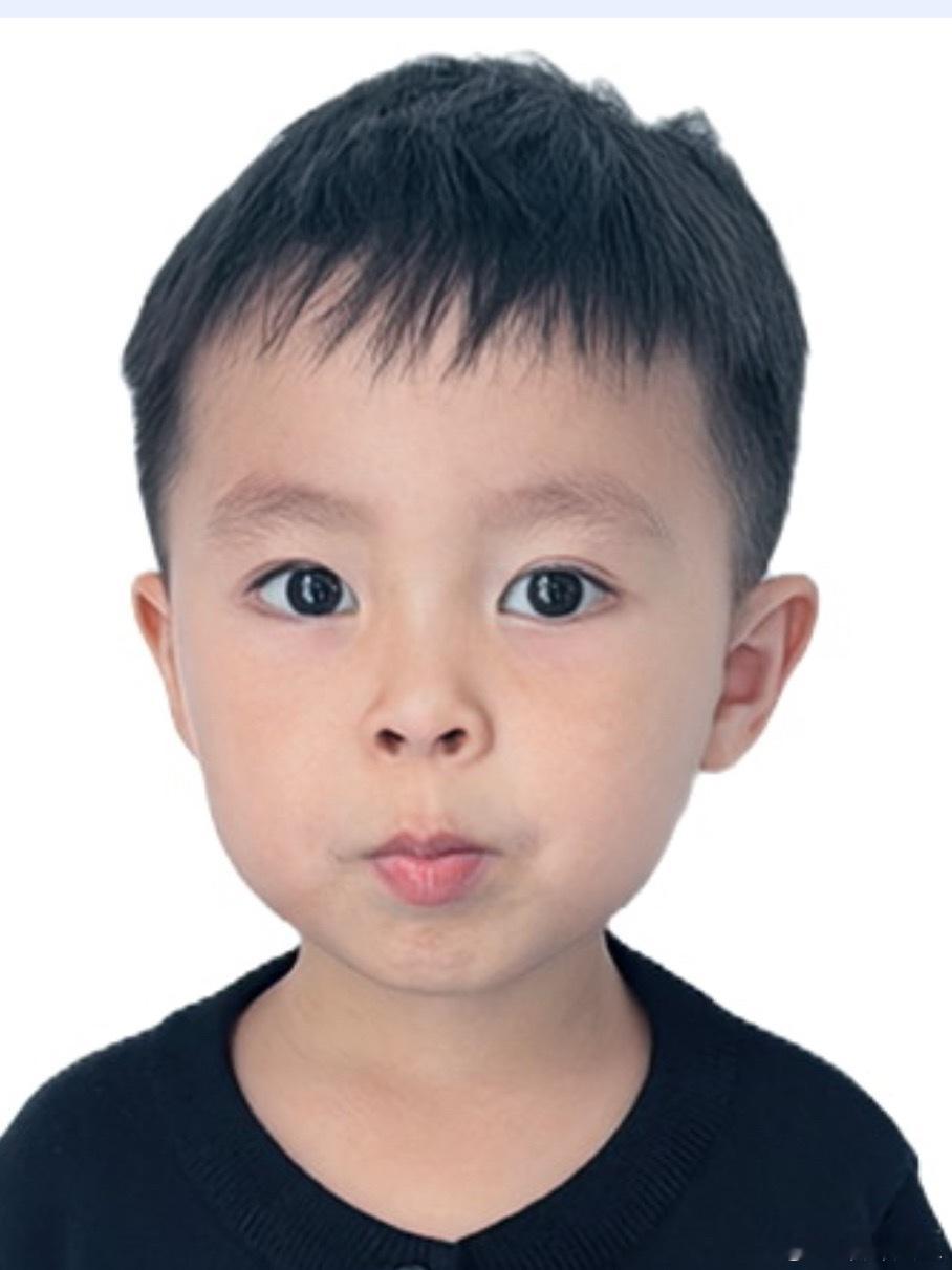 上班前又解决一件大事，给俩娃办好了身份证天呐，就拍这两张照片真的快把我气死了，大