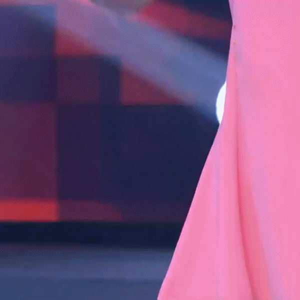 黄杨钿甜和赵丽颖舞剑，黄杨看起来更有力量感，重心也更稳，丽是全身都在扭，重心不稳