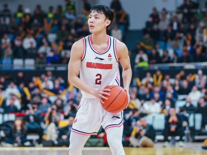 CBA最新消息：在今晚的一场广东对阵宁波的比赛，第二节比赛刚刚开始广东球员徐杰扭