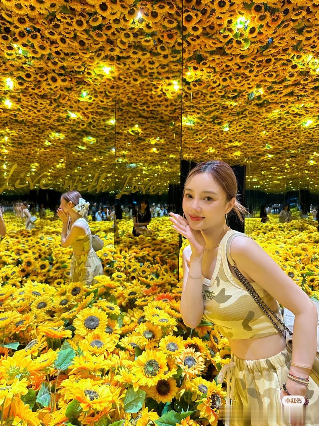 李小璐近日小红薯更新文案：🌻live with love💛💝和同学是从小一