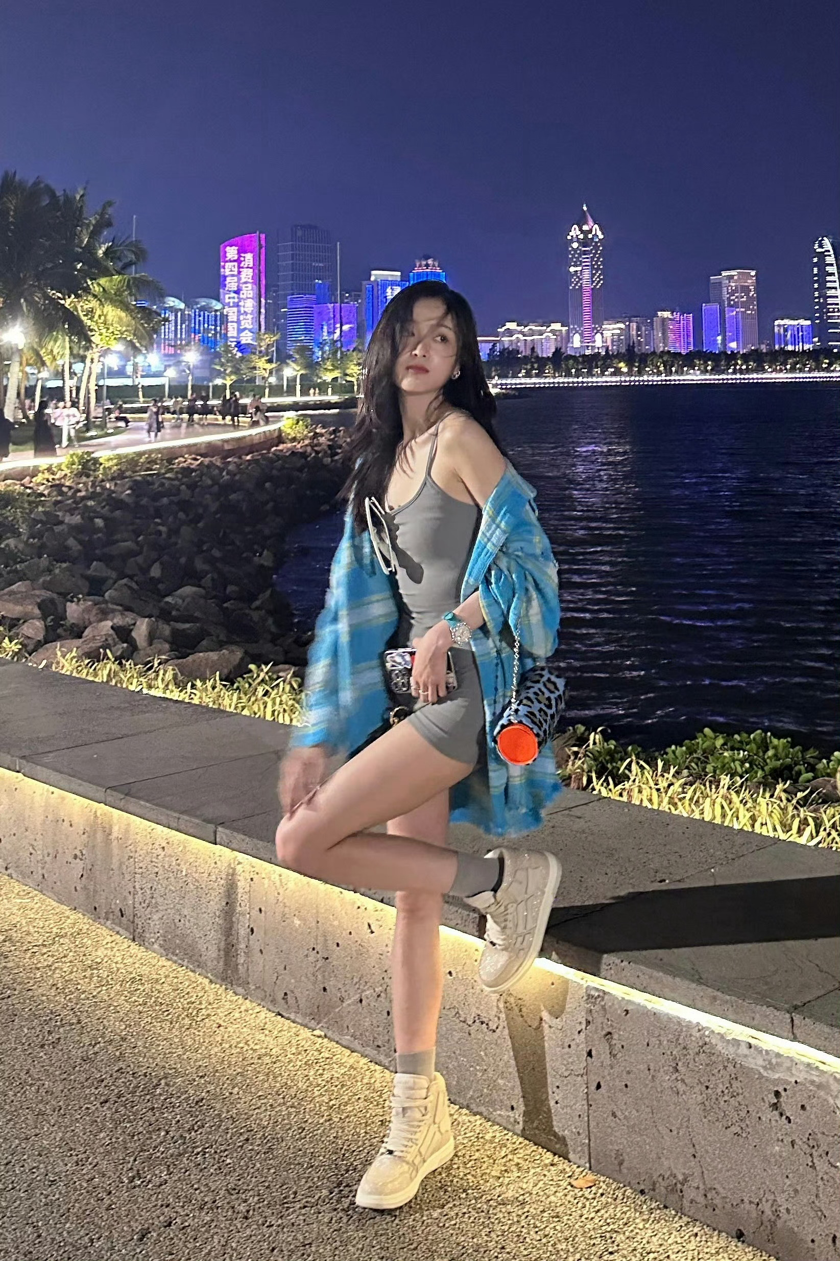吴宣仪紧身穿搭话说都勒出形状了，真的不尴尬么？ 