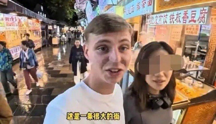 官媒躺枪，白领躺枪，留学生躺枪，劳A躺枪，却唯独没有人去指责那个英国白人！大家闹