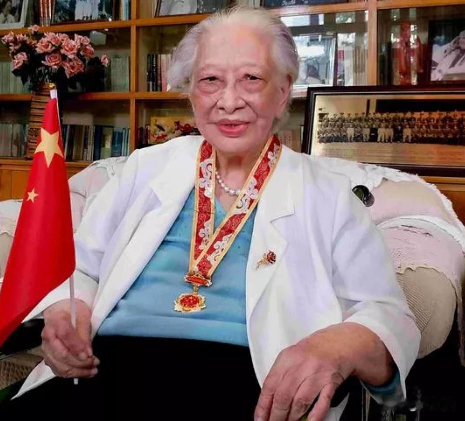 她是长征路上年龄比较小的女红军之一，建国后被授予上校军衔，丈夫是开国上将萧华。离