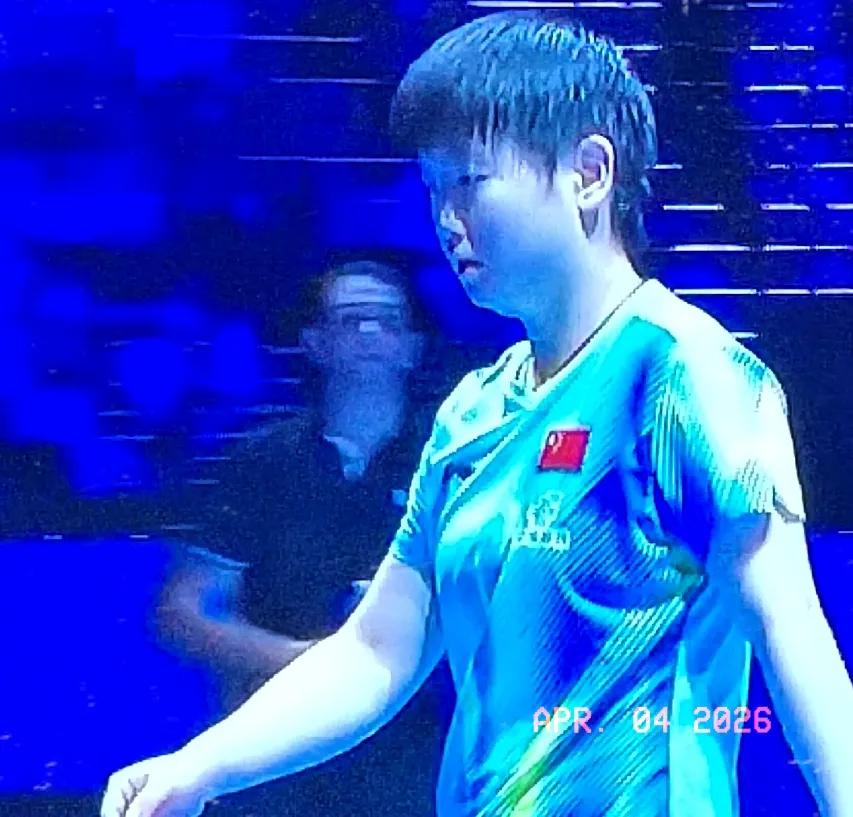 孙颖莎世界杯1/4决赛最新消息:
第二局，孙颖莎打得更加专注，攻防两端火力全开，