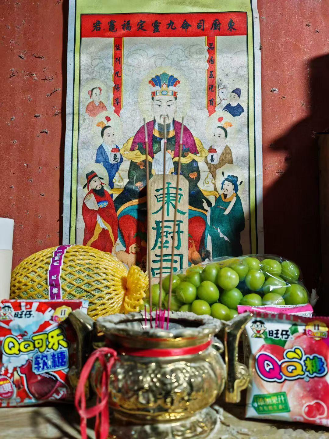 友情提示：明天八月初三灶王爷生日，求家宅平安人财两旺，记得祭灶[鲜花] ​​​