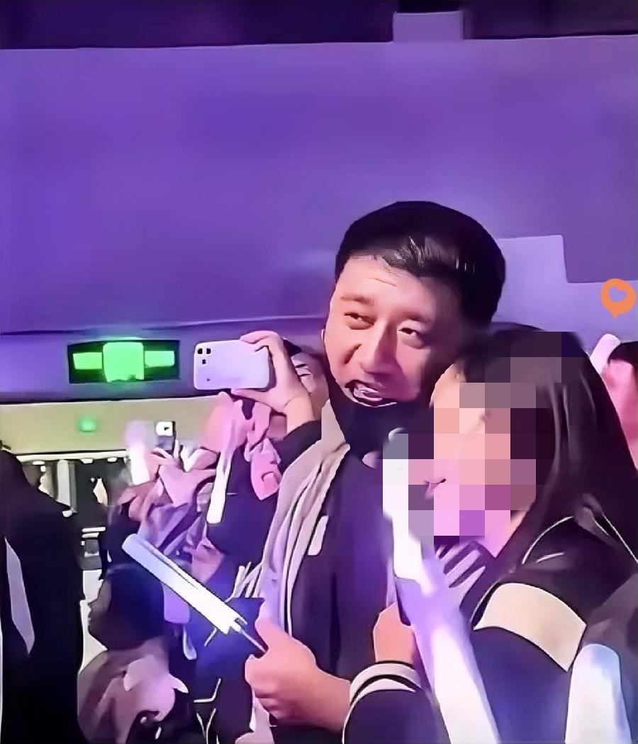 张雪峰名师一位
成名之后的张雪峰有些傲慢了。气场混浊，面相也显露出酒色财气。
