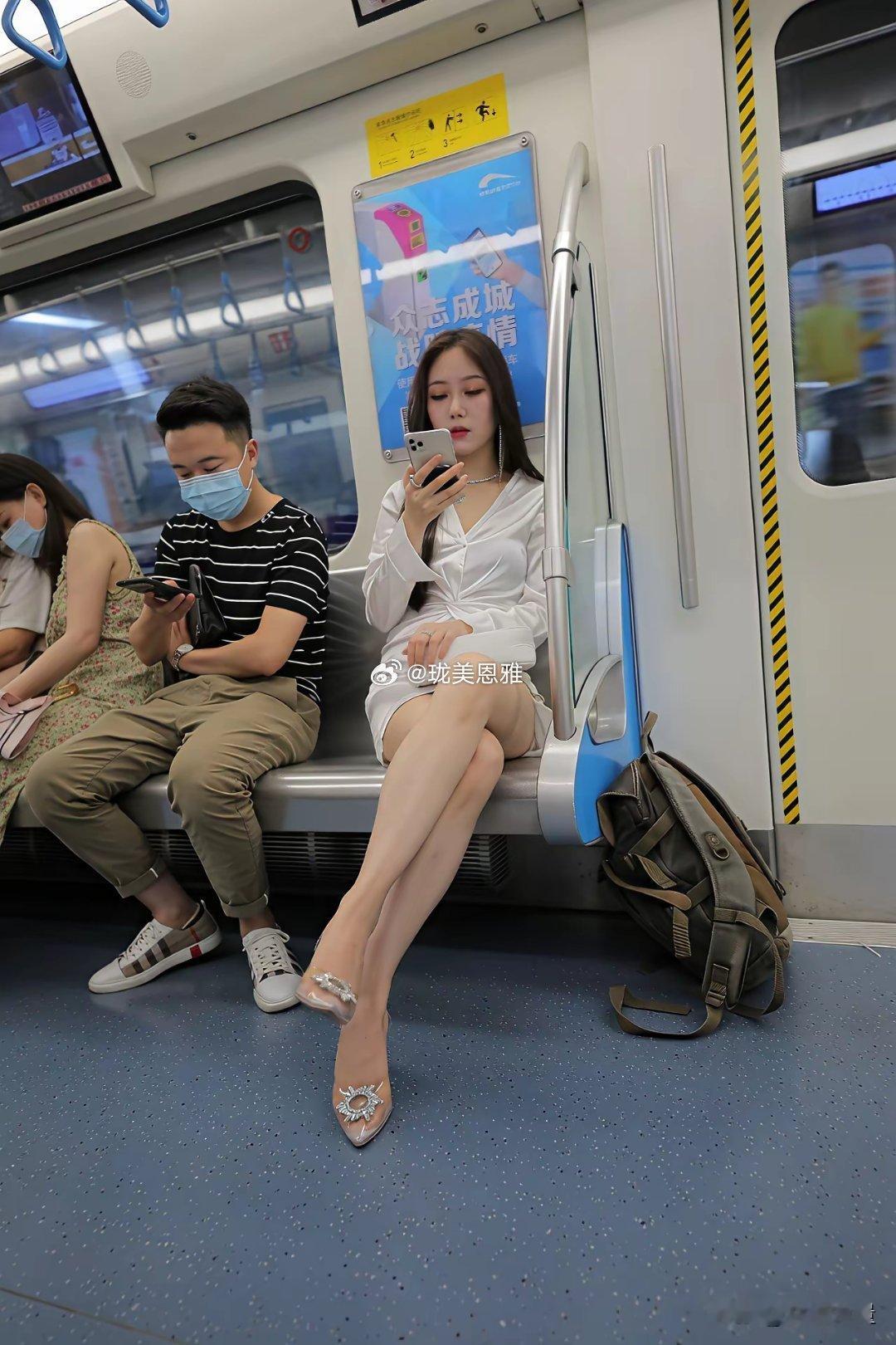 身后的褶子破坏了美感，显得很廉价