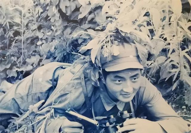 1952年冬，上甘岭的山头已被炮火削平，焦土寸草不生。黄继光用胸膛堵住机枪眼的那