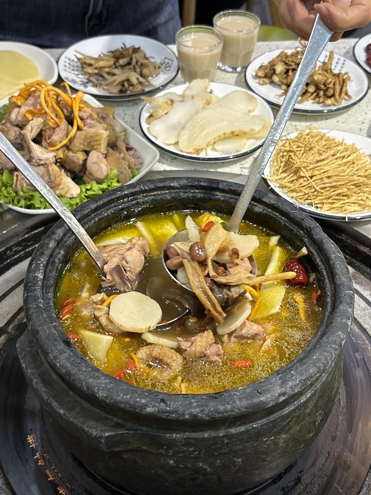 鲁朗石锅鸡。