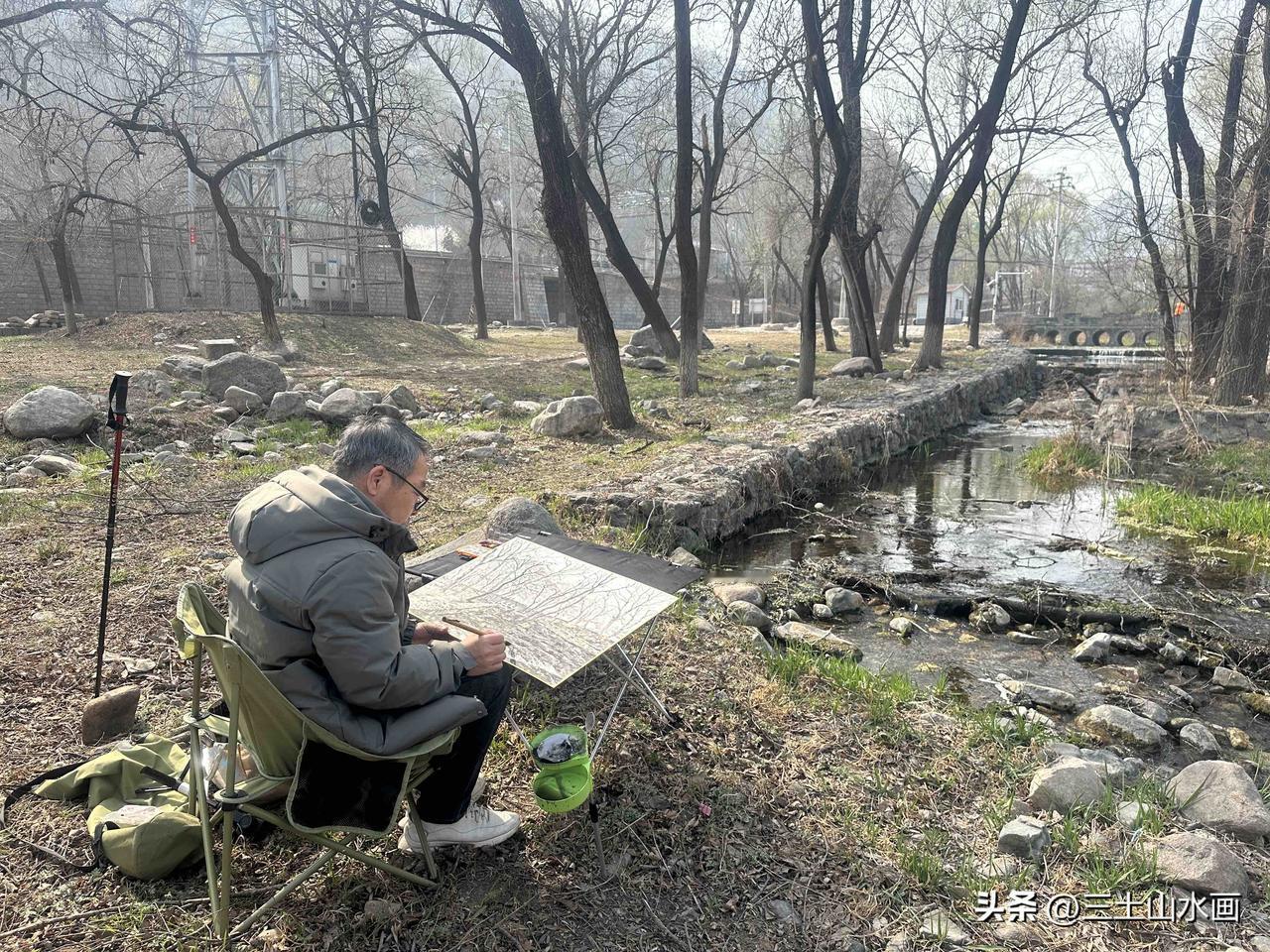 徒步穿越在京北燕山深处，身背画架，倾听着潺潺泉水声，脚踏着绿草，对着大自然写生创