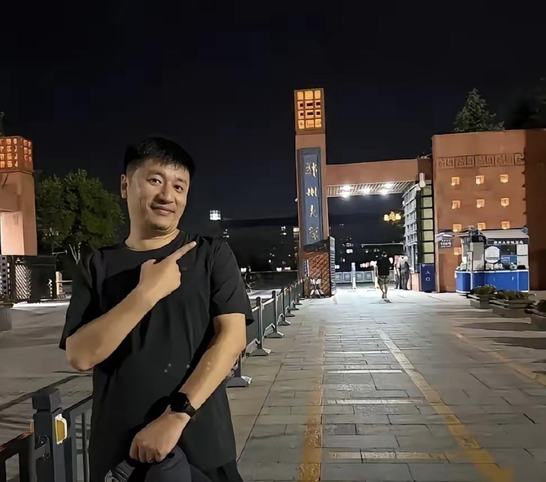 张雪峰跑得比外卖小哥快，累得像没休过假，却总说“倒了才好歇”。
他讲高考志愿能讲