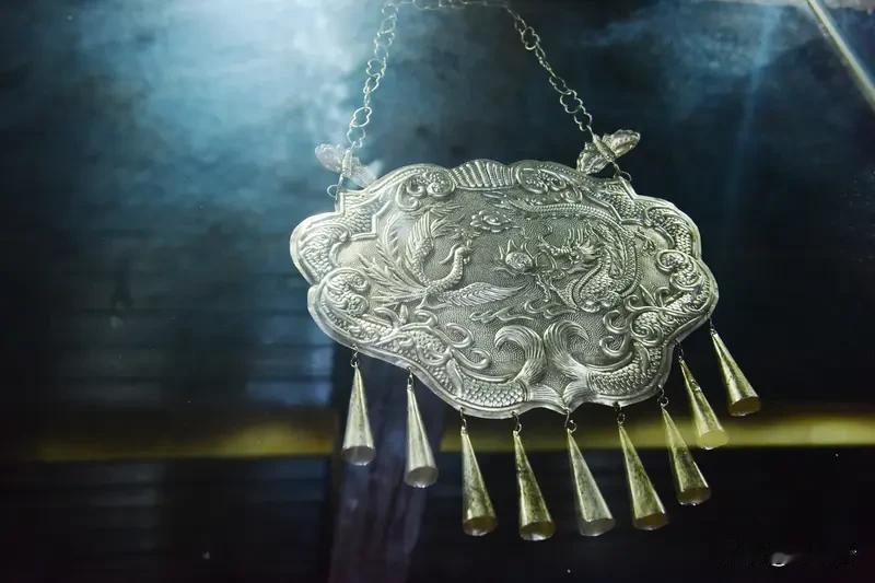 自喜令·碎银谣

攒下卖棉花的钱，不是想学地主家的少爷摔碗。把铜板缝进枕头里数到