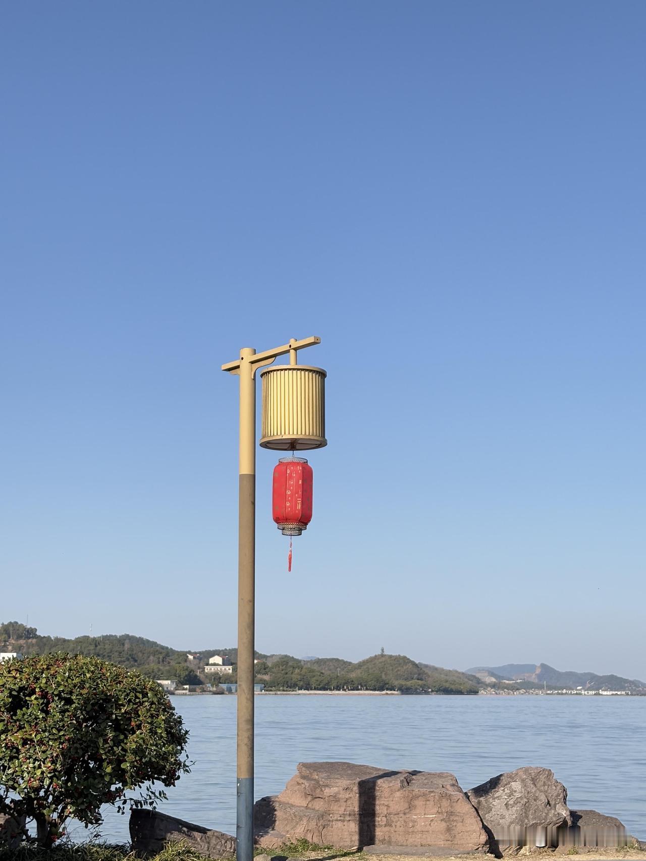 昨天与一位三甲医院领导在一起吃饭，他说：现在医院日子很难过，准备裁员。
我大吃一