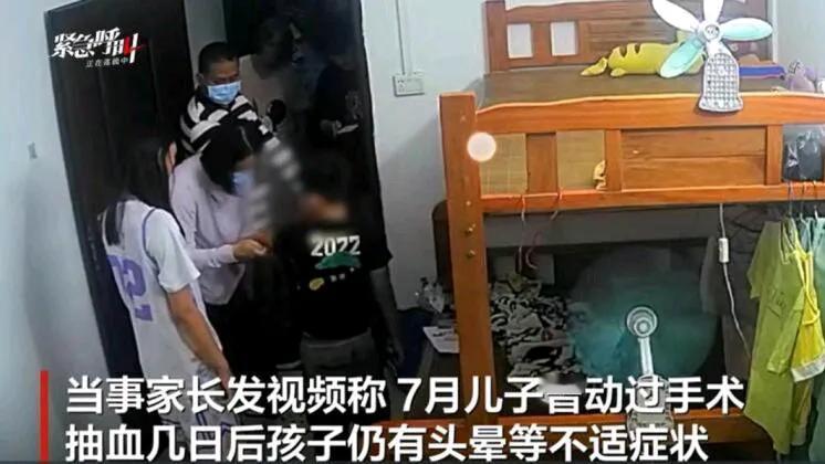 为排查基孔肯雅热疫情，广东湛江有基层工作人员凌晨上门，对两名独自在家的儿童抽血。