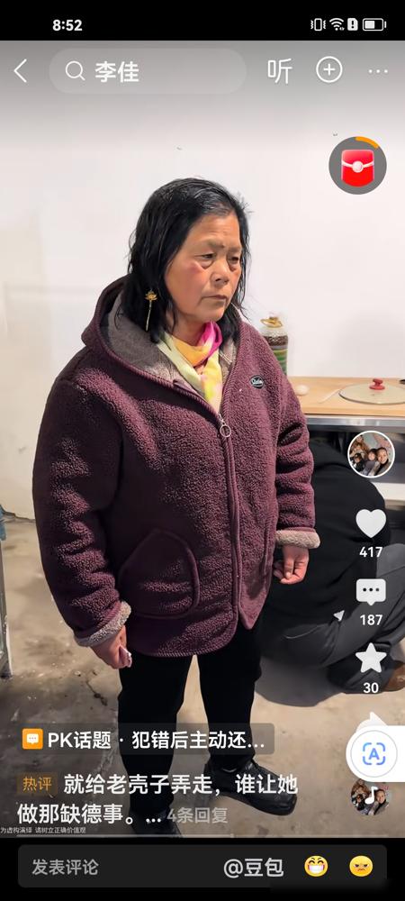 别再骂阿杜妈宝了，你骂得越狠，他赚得越多。这场戏，从头到尾就是演给你看的。
你