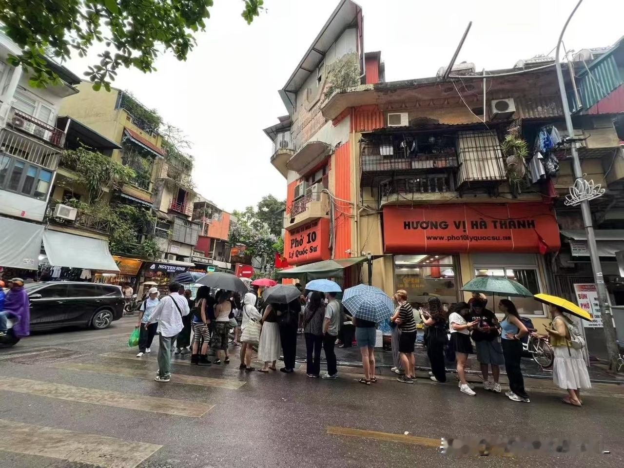 想吃网红粉，排队太多人了，随便找一家鸡肉粉，还是林峯一号那家酱料好吃点。