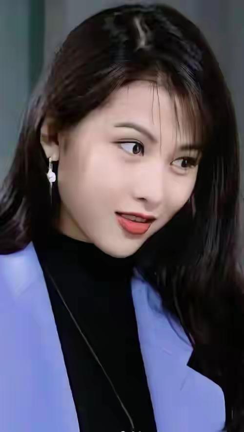 看看蔡少芬年轻的盛世美貌，
再看看她和张晋的女儿，
怎么感觉这孩子又年轻又成熟的