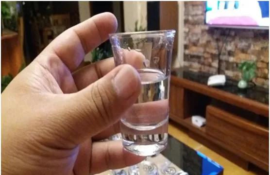 北京一男子与同事聚餐饮酒后，不顾劝阻，醉醺醺地骑电动车回家。在行驶至路口时，他不