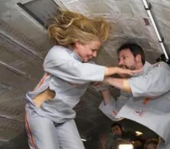 1992年，首对美国夫妻宇航员上天，在完成8天的太空之旅后，记者们急冲冲的抛出问