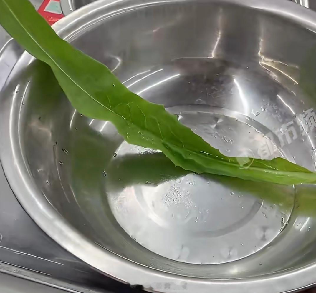 麻辣烫店1片娃娃菜1块多一片娃娃菜1块多，这账算得我脑壳疼。菜市场整颗买才几毛钱