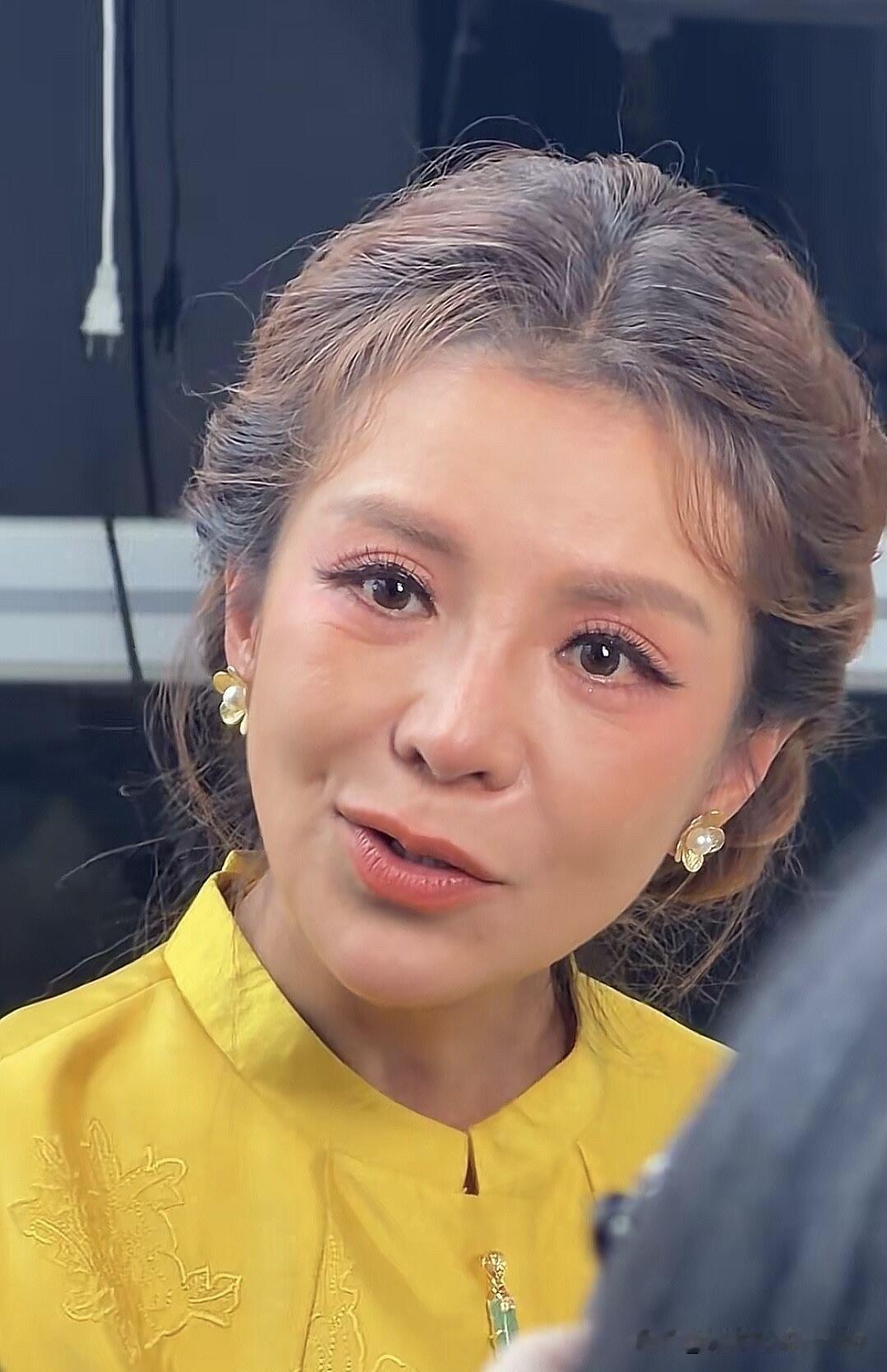 岁月催人老呀，谁也逃不掉的规律，这一位主持人头上也有些许的白头发，但她的脸还是比