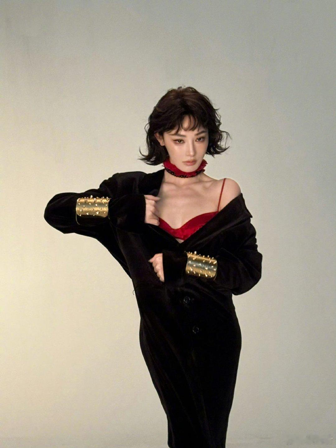 彭小苒眉上刘海 被彭小苒眉上刘海狠狠惊艳！利落又俏皮，灵动感直接拉满? 