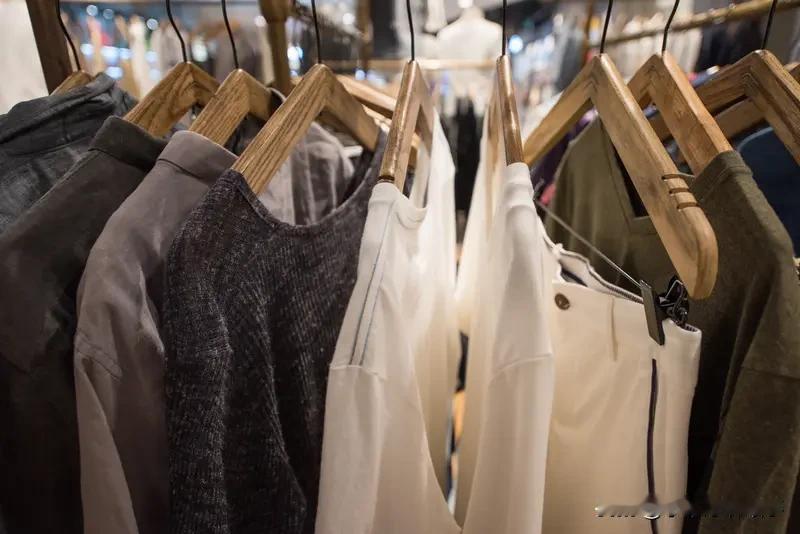 老婆买的衣服要退货
今早刚要出门，电话“叮铃铃”响了，是中通快递员，来取退货。