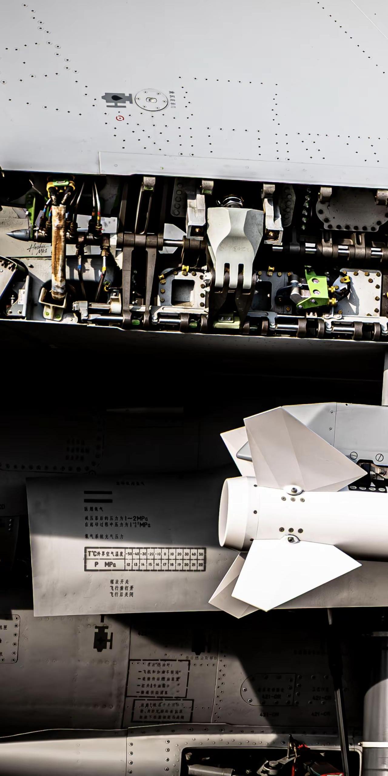 三折叠，怎么折，都有面。J15T铰链结构及翼下挂载PL12细节特写 追飞机的人 