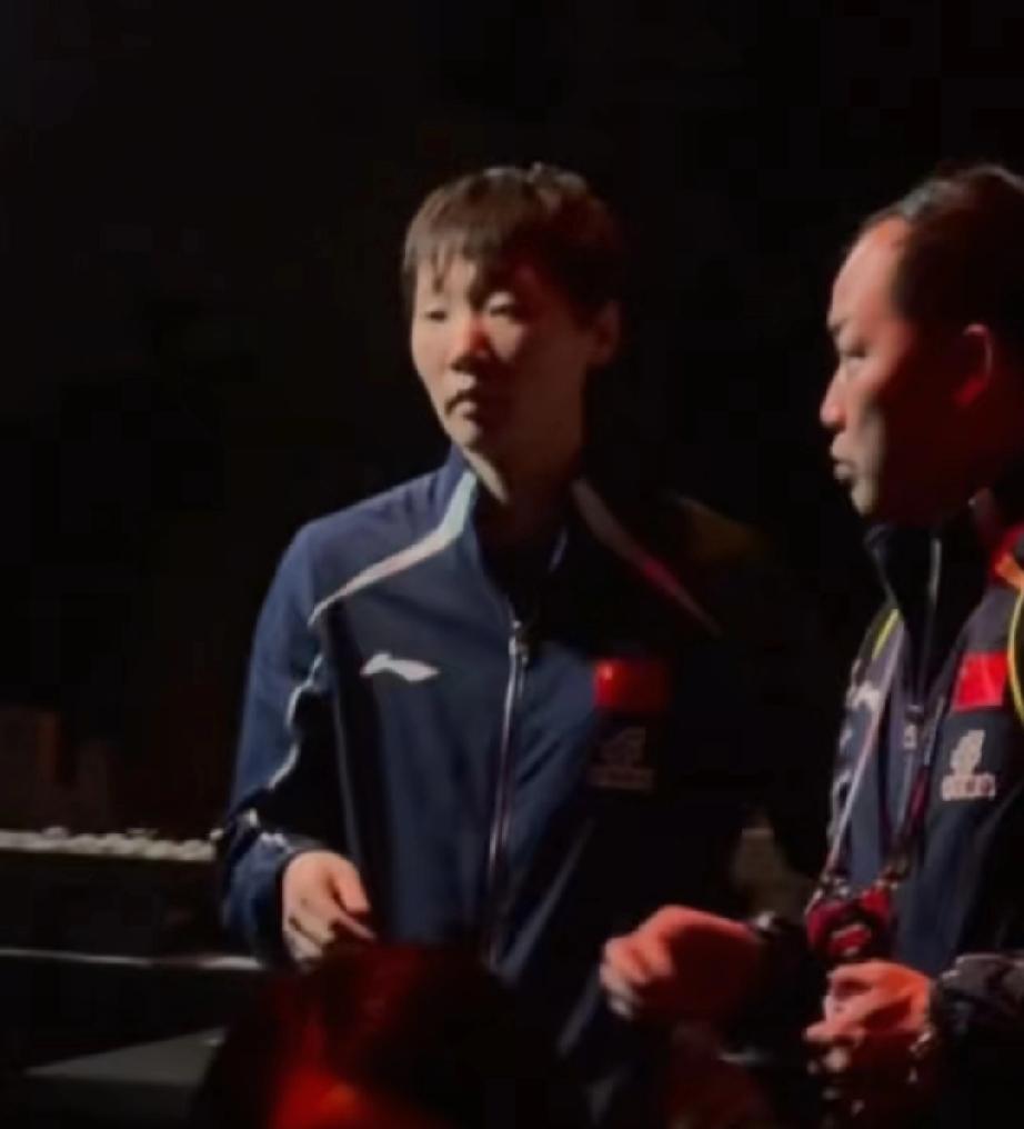 WTT新加坡大满贯，王曼昱与主管教练任浩指导之间的固定节目，赛前登场时充满仪式感