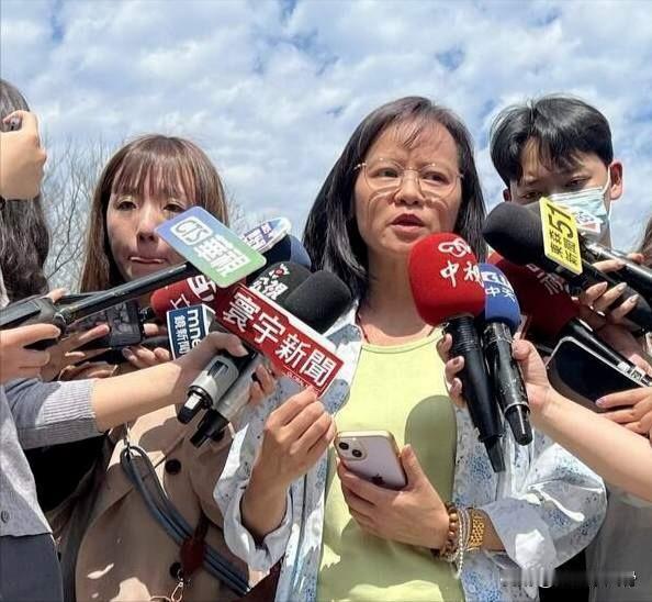 平日里张口闭口把和平挂在嘴上，暗地里却大把花钱疯狂军购，这种当面一套、背后一套的
