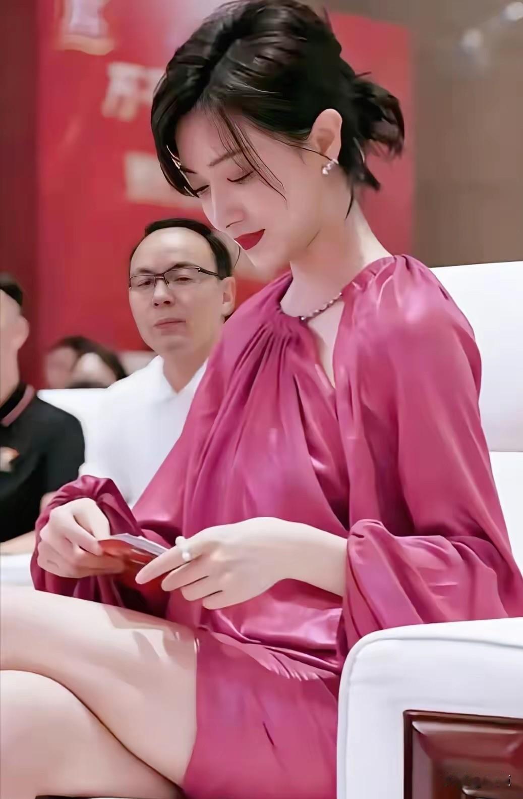 她称得上圈内难得一股清流，气质清雅脱俗，将独有的东方韵味与传统古典美感融为一体。