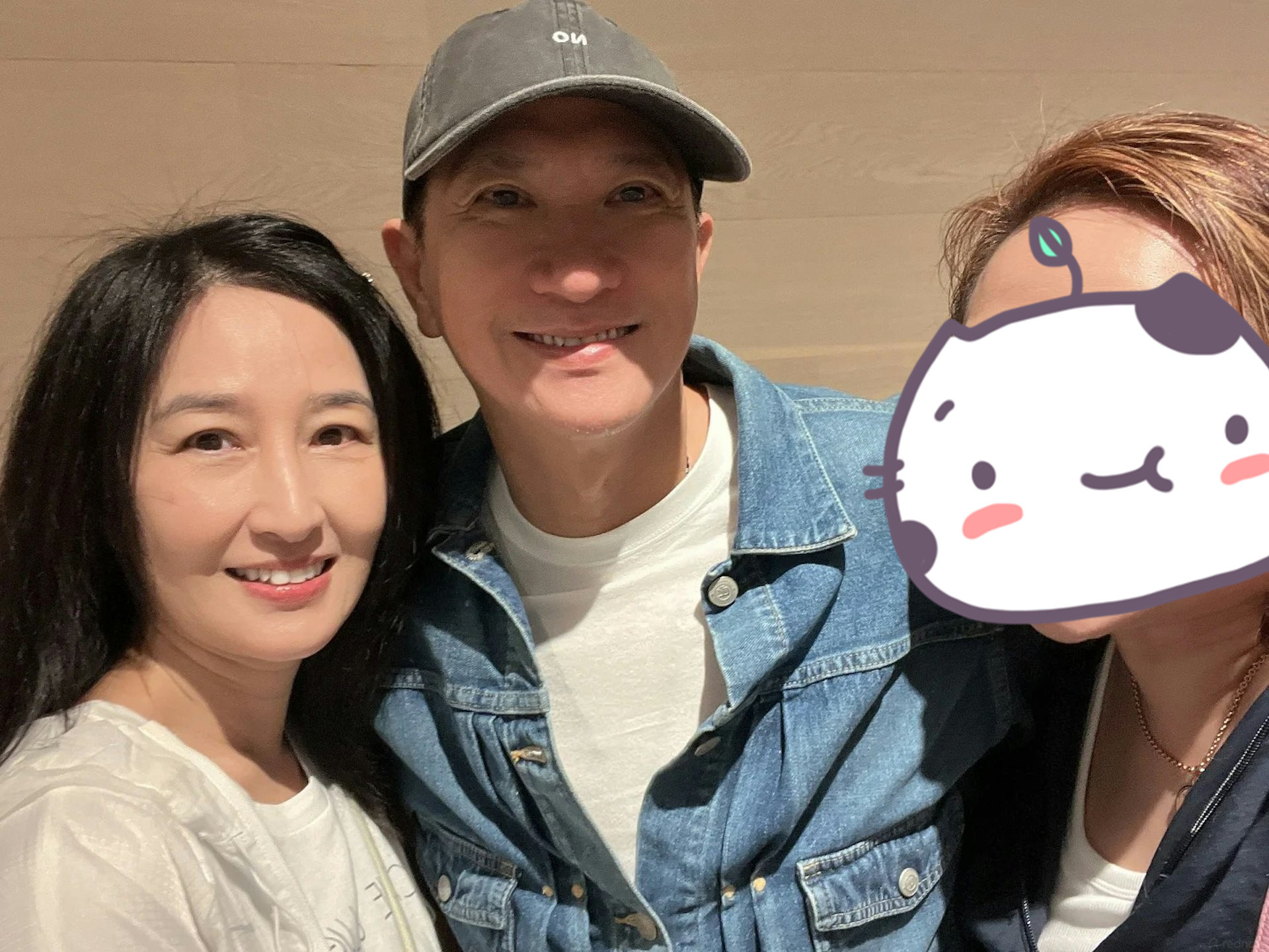 网友偶遇张家辉关咏荷，状态好好啊。 