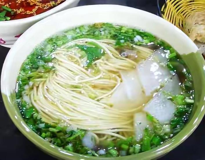 我们小区旁边开了一家牛肉面馆，去了一次，豆粒大牛肉两三颗不说，面还少的可怜，预感