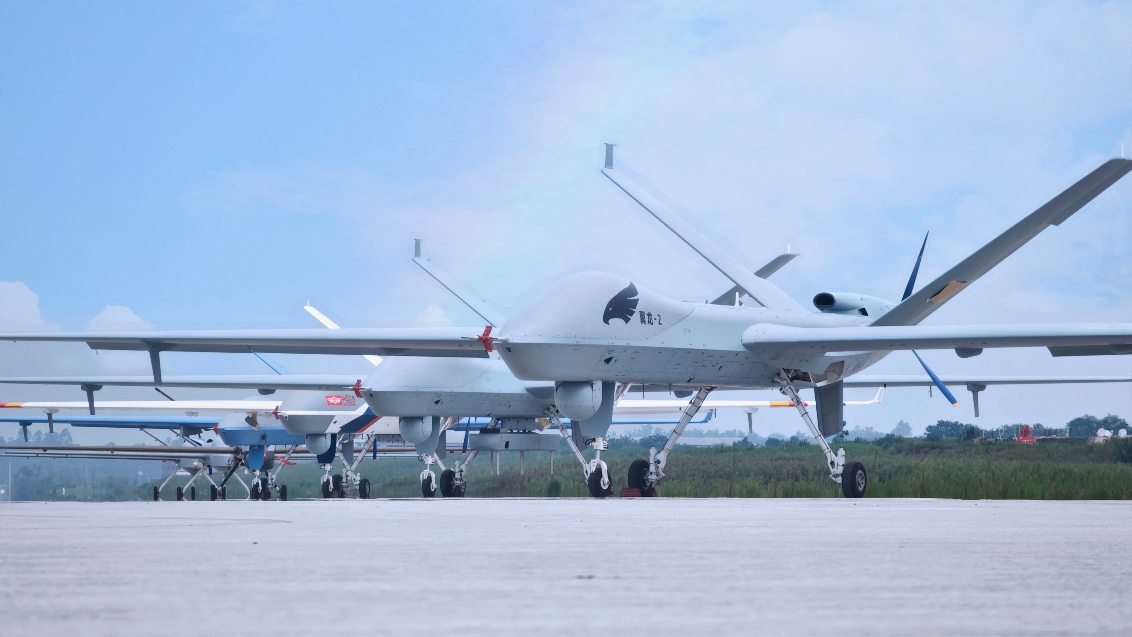 这应该是不同用途的翼龙-2无人机同框……