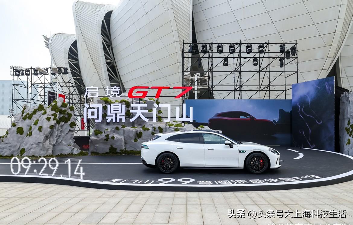 三十万预算想找一台各方面都满意的车，以前可能挺纠结，要颜值就得忍空间，要智能就得