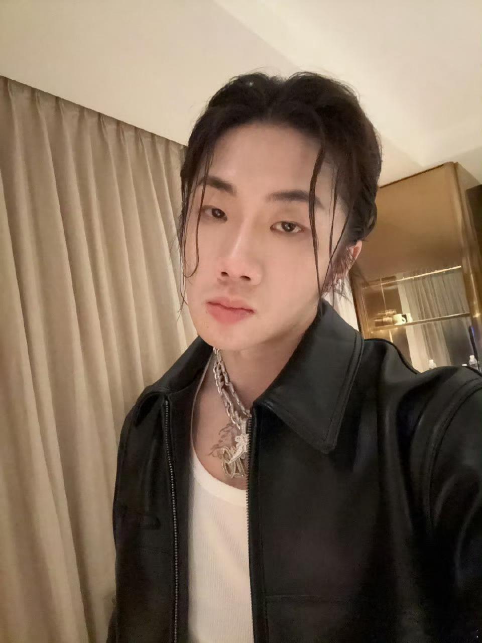 Jarstick晒出最新自拍🤳🏻jarstick