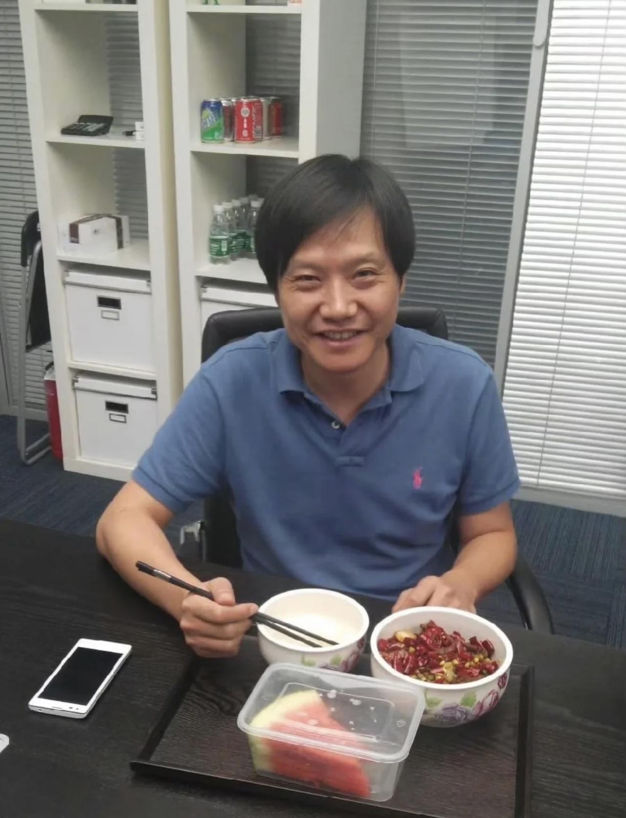 雷军吃午饭旧照，他吃饭好简单，一碗饭、一碗菜、几块西瓜。

雷军吃饭讲究，营养搭