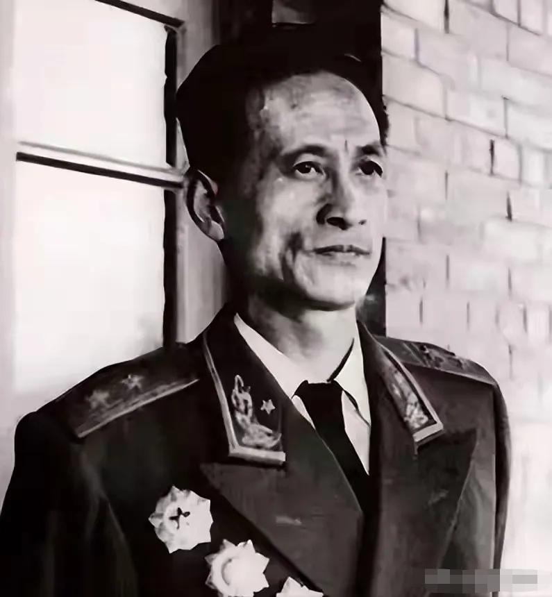 毛主席正为红军前途发愁，俘虏吴人鉴主动站出来，后来成了开国中将。

那会儿是19